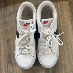 Nike White Black Low-Top Sneakers with Orange Logo